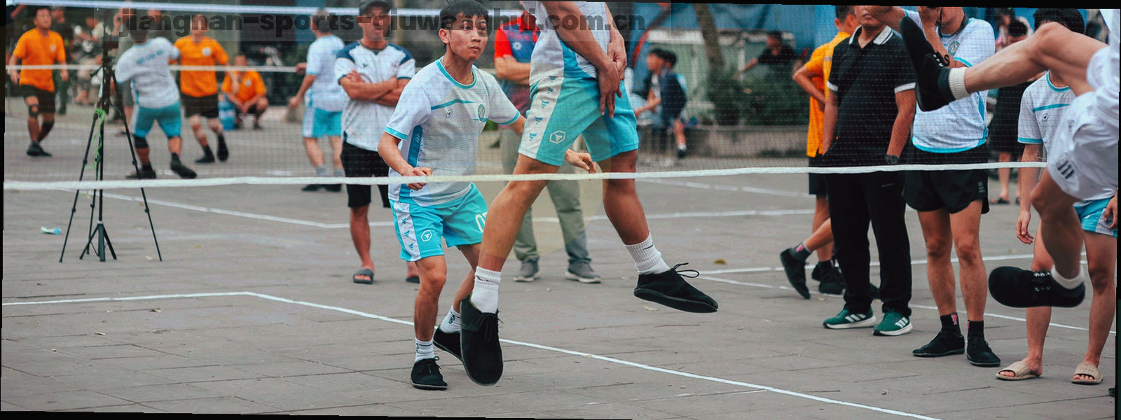 高原球场线条与数据网格叠合的横向长图，湖青渐变，无人出镜